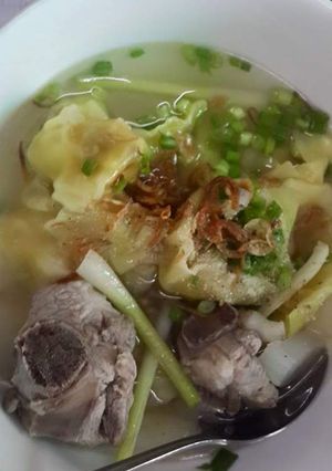 Hình của món Hoành thánh sườn.