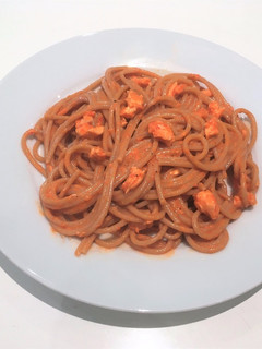 Una foto de Espaguetis integrales con salsa de salmón y pimientos del piquillo