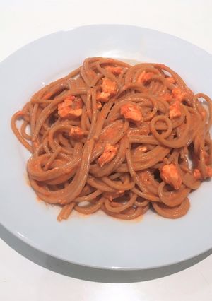 Foto principal de Espaguetis integrales con salsa de salmón y pimientos del piquillo