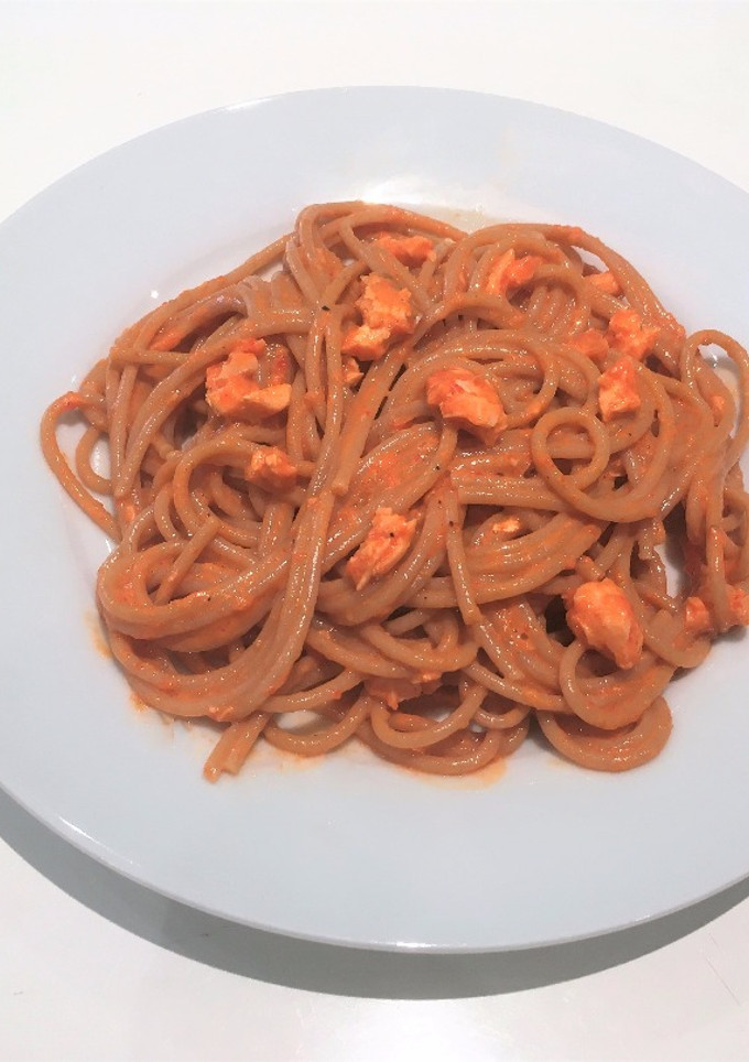 Una foto de Espaguetis integrales con salsa de salmón y pimientos del piquillo