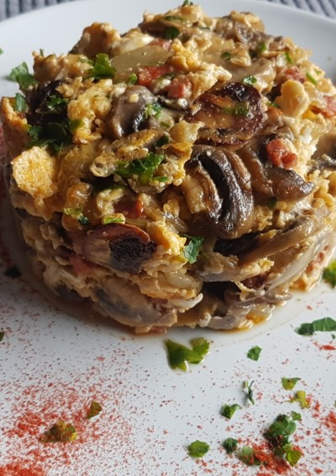 Una foto de Revuelto de champiñones huevos y chorizo🍄🥚