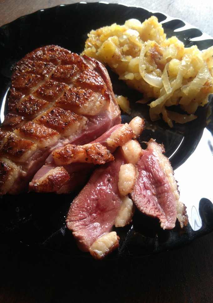 Una foto de Magret de pato con patatas encebolladas y compota de pera
