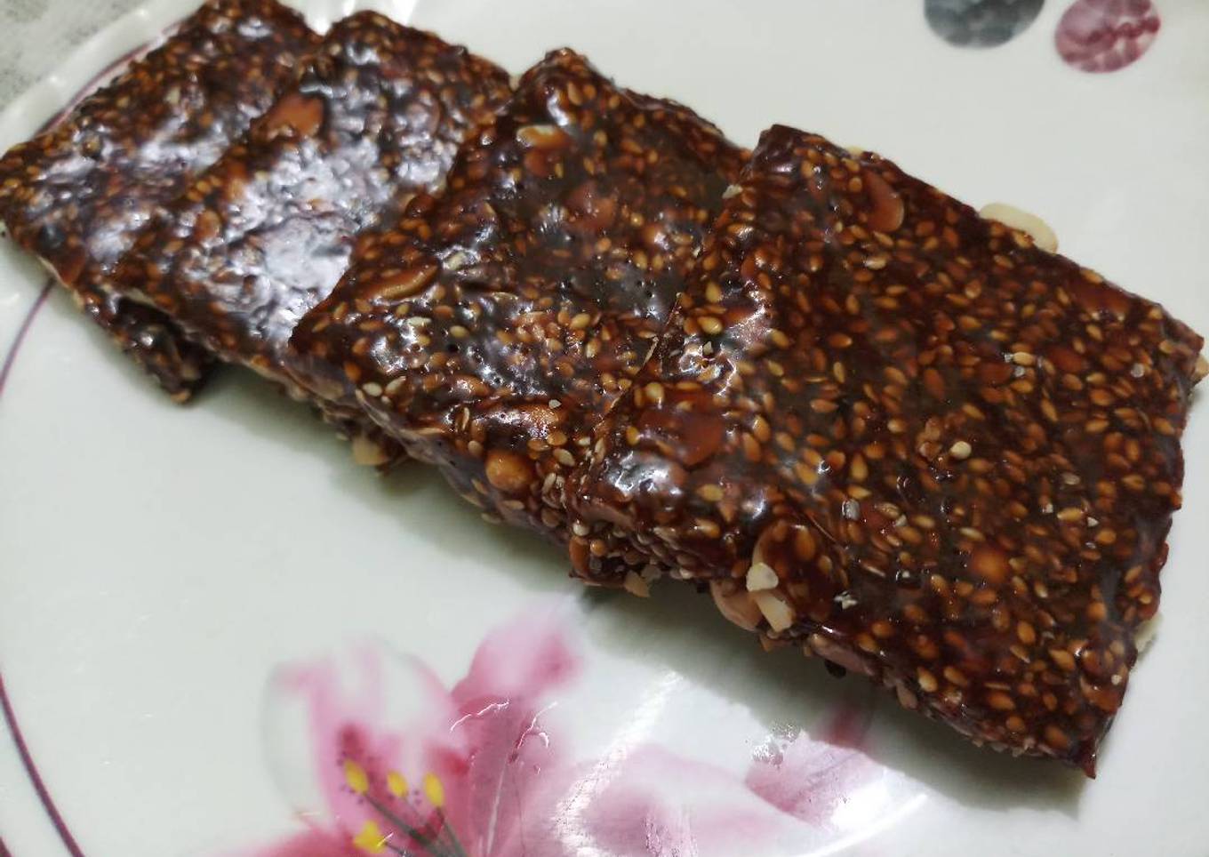 Peanut-sesame chikki (peanut brittle)