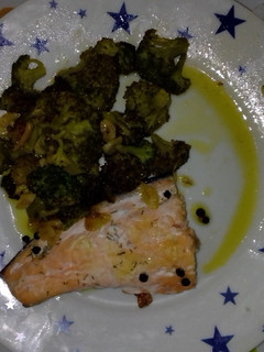Una foto de Salmón marinado en papillote