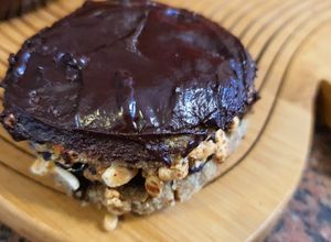 Una foto de Alfajor de cajú raw y limón orgánico