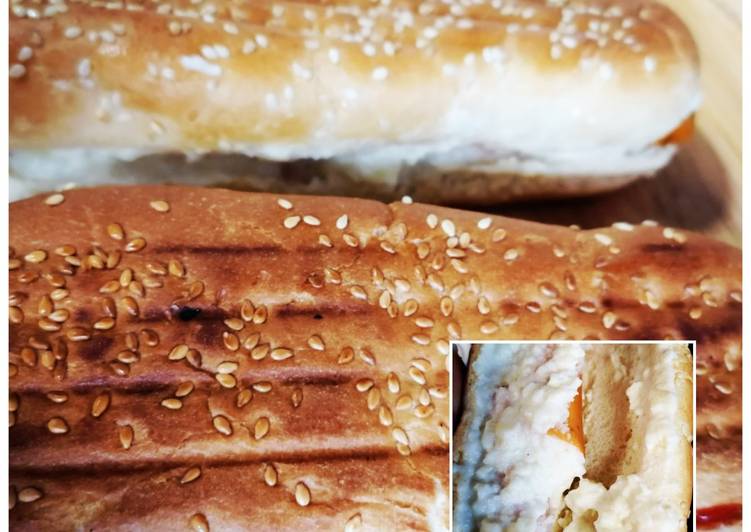 سندويشات السوسيس بنكهه الميرميه والبصل مع بوريه البطاطا بالكريما