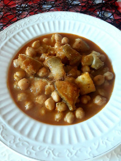 Una foto de Garbanzos con bacalao y toque de aceite de perejil y ajo