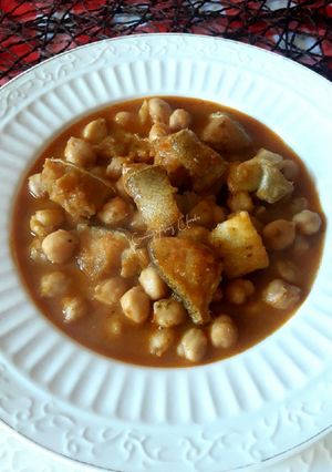 Foto principal de Garbanzos con bacalao y toque de aceite de perejil y ajo