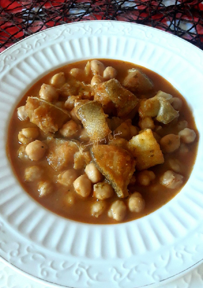 Una foto de Garbanzos con bacalao y toque de aceite de perejil y ajo