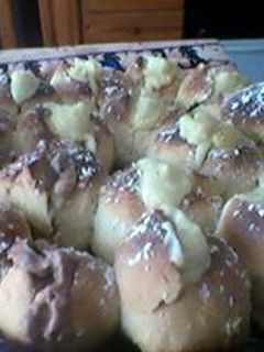 Una foto de Pan de leche relleno con crema pastelera
