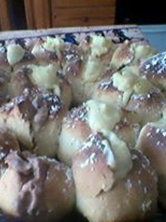 Una foto de Pan de leche relleno con crema pastelera
