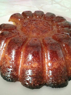 Una foto de Bizcocho de chocolate blanco con naranja