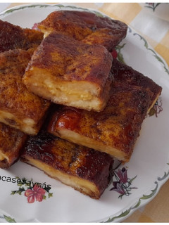 Una foto de Torrijas rellenas de crema pastelera