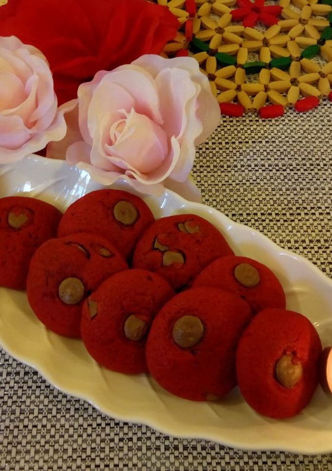 A picture of Red Velvet Cookies#RedthemeChallenge#valentinedish.