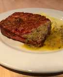 Salmón vegano con salsa de mantequilla y romero