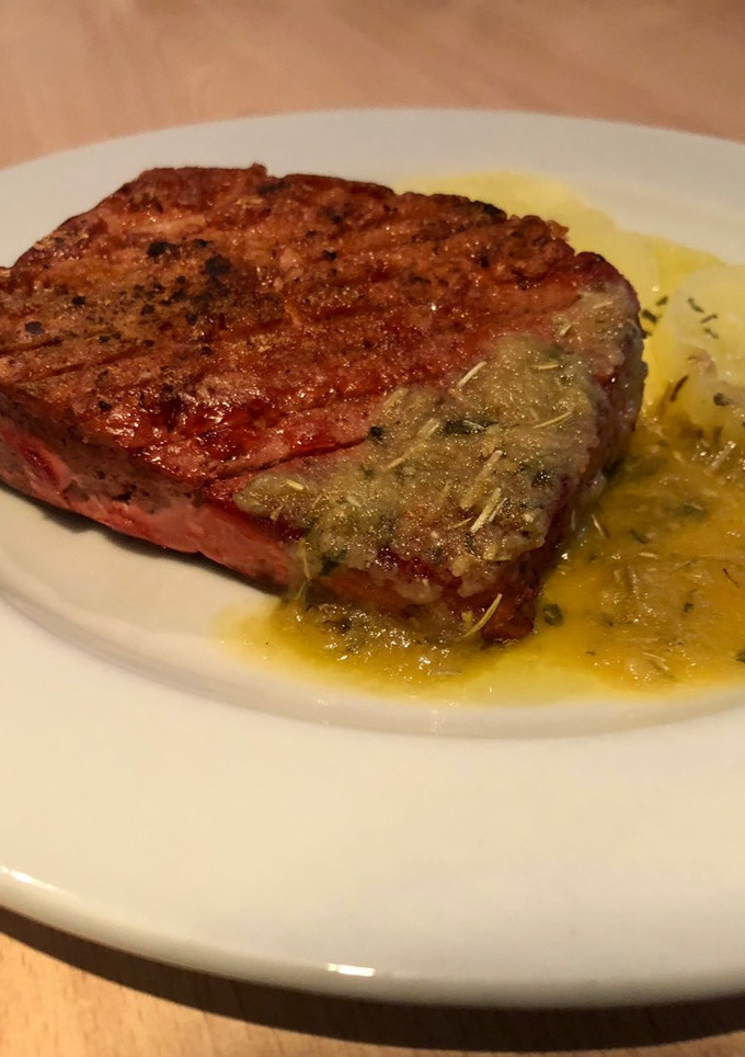 Una foto de Salmón vegano con salsa de mantequilla y romero