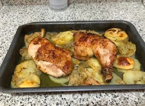 Foto principal de Muslos de pollo al horno con una cama de papas y cebolla