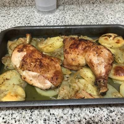 Detallado No hagas Objetivo Muslos de pollo al horno con una cama de papas y cebolla Receta de Rafa  Lopez- Cookpad
