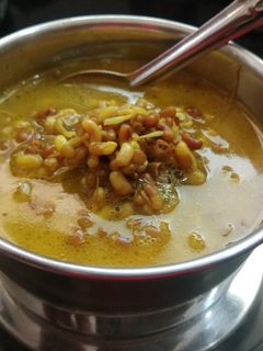 हेल्दी मटकी आणि मिक्स कडधान्य सुप (mataki ani kaddhanya soup recipe in marathi) रेसिपी चे मुख्य फोटो 