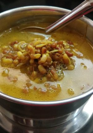 हेल्दी मटकी आणि मिक्स कडधान्य सुप (mataki ani kaddhanya soup recipe in marathi) रेसिपी चे मुख्य फोटो 