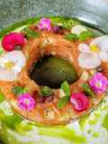 Tartare di Salmone con Olio di Spinaci e Fiori Eduli