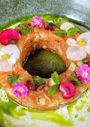 Foto di Tartare di Salmone con Olio di Spinaci e Fiori Eduli