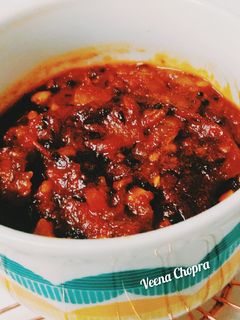 टमाटर,प्याज की तीखी खट्टी मीठी चटनी(tamatar ki khatti meethi chatni recipe in hindi) रेसिपी मुख्य फोटो