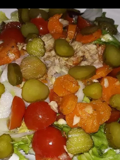 Una foto de Ensalada, con zanahoria, pepinillo cherry y atún