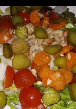 Foto principal de Ensalada, con zanahoria, pepinillo cherry y atún