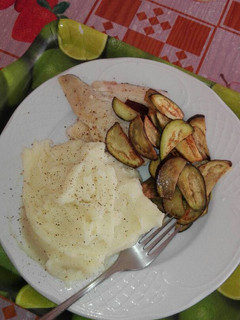 Una foto de Filete de Merluza con Puré de patatas