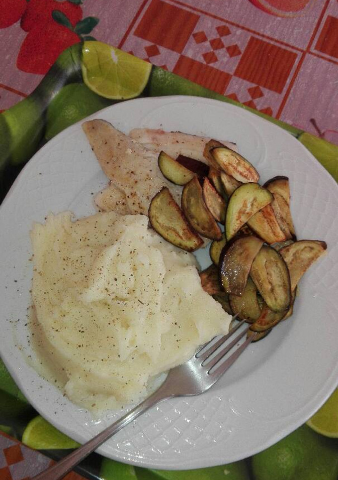 Una foto de Filete de Merluza con Puré de patatas