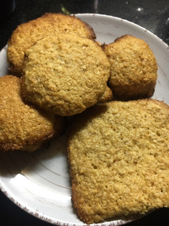 Una foto de Cookies de avena, coco y miel🍯🥥❤️