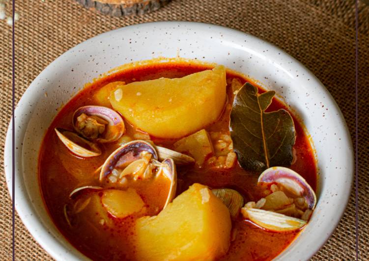 Arroz caldoso con patatas y almejas