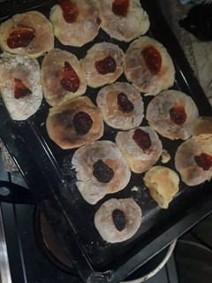 Una foto de Ojitos con dulce de membrillo
