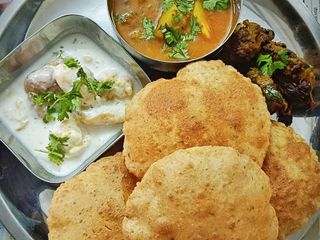 उड़द दाल पूरी विथ आलू सब्जी (Urad Dal Poori with Aloo Sabzi Recipe in Hindi)