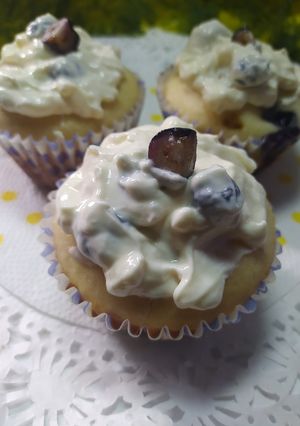 Una foto de Muffins De Yogurt, Mandarina, Arándanos Y Cubierta De Queso