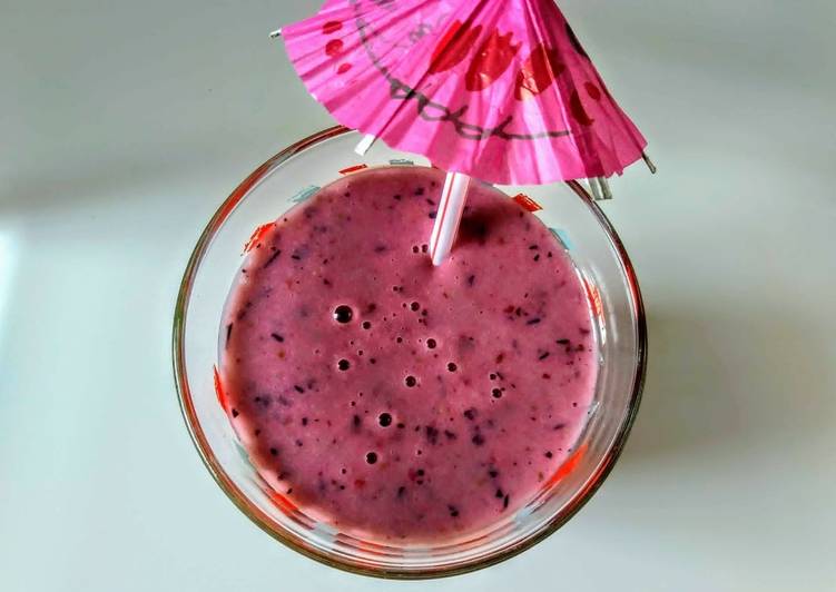 Smoothie de fresas, arándanos y plátano