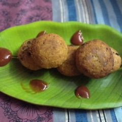A picture of Pohe ki Matar Kachori.