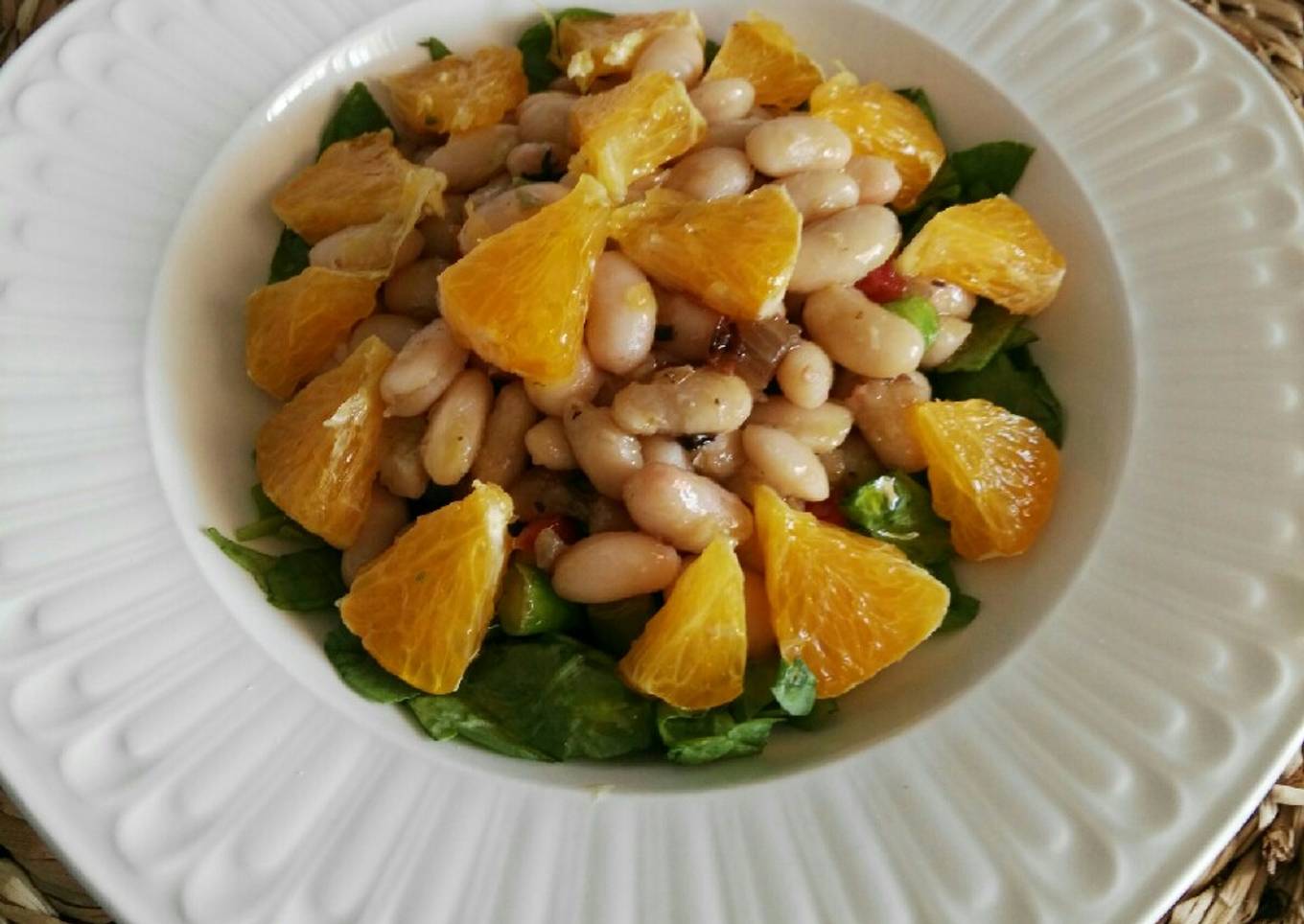 Ensalada templada de alubias blancas, espinacas y naranja