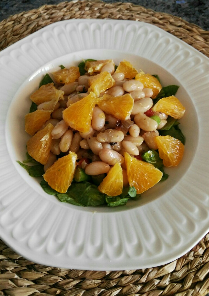 Una foto de Ensalada templada de alubias blancas, espinacas y naranja
