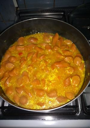 Una foto de Arroz amarillo con salchichas
