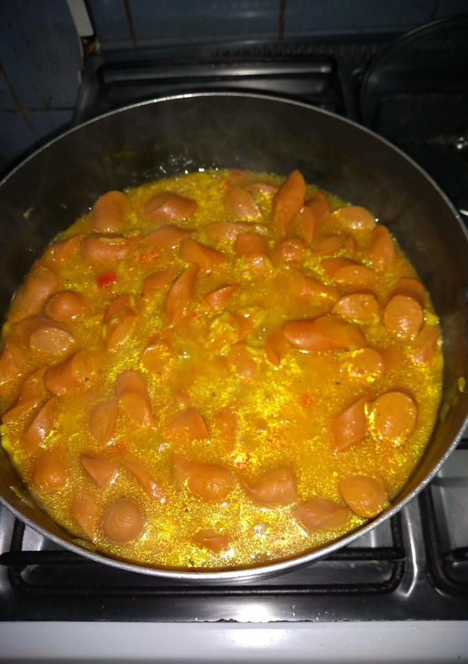 Una foto de Arroz amarillo con salchichas