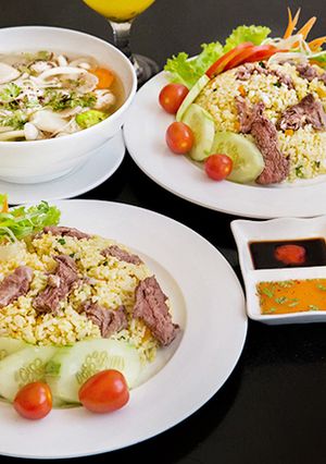Hình của món Cơm chiên cari bò + canh mọc nấm+ chanh dây đá cho buổi trưa mát mẻ.