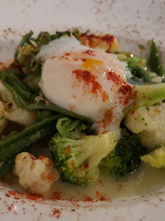 Una foto de Verduras con huevo poche