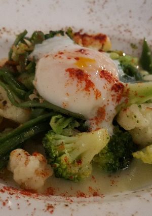 Una foto de Verduras con huevo poche