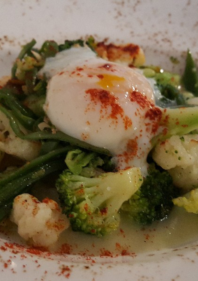 Una foto de Verduras con huevo poche