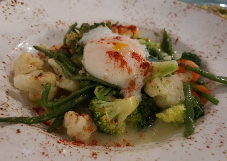 Verduras con huevo poche