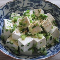 A picture of Spring Onion & Tofu Garlic Salad.