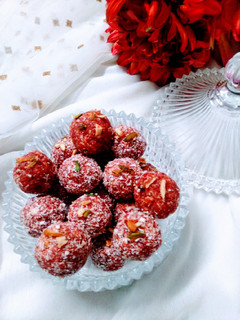चुकंदर नारियल लड्डू (chukandar nariyal ladoo recipe in Hindi) रेसिपी मुख्य फोटो