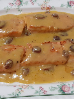 Una foto de SALMÓN CON SALSA DE MANDARINA, Y PASAS